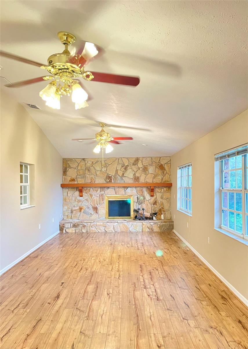 2105 VICKERY LANE