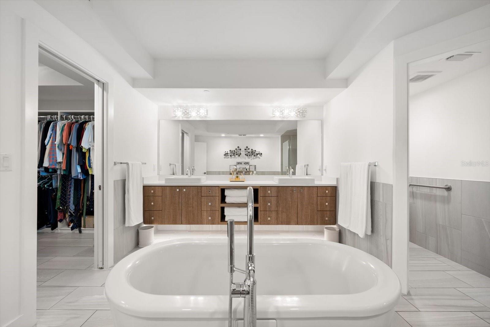 ONELLA CONDO - Residential