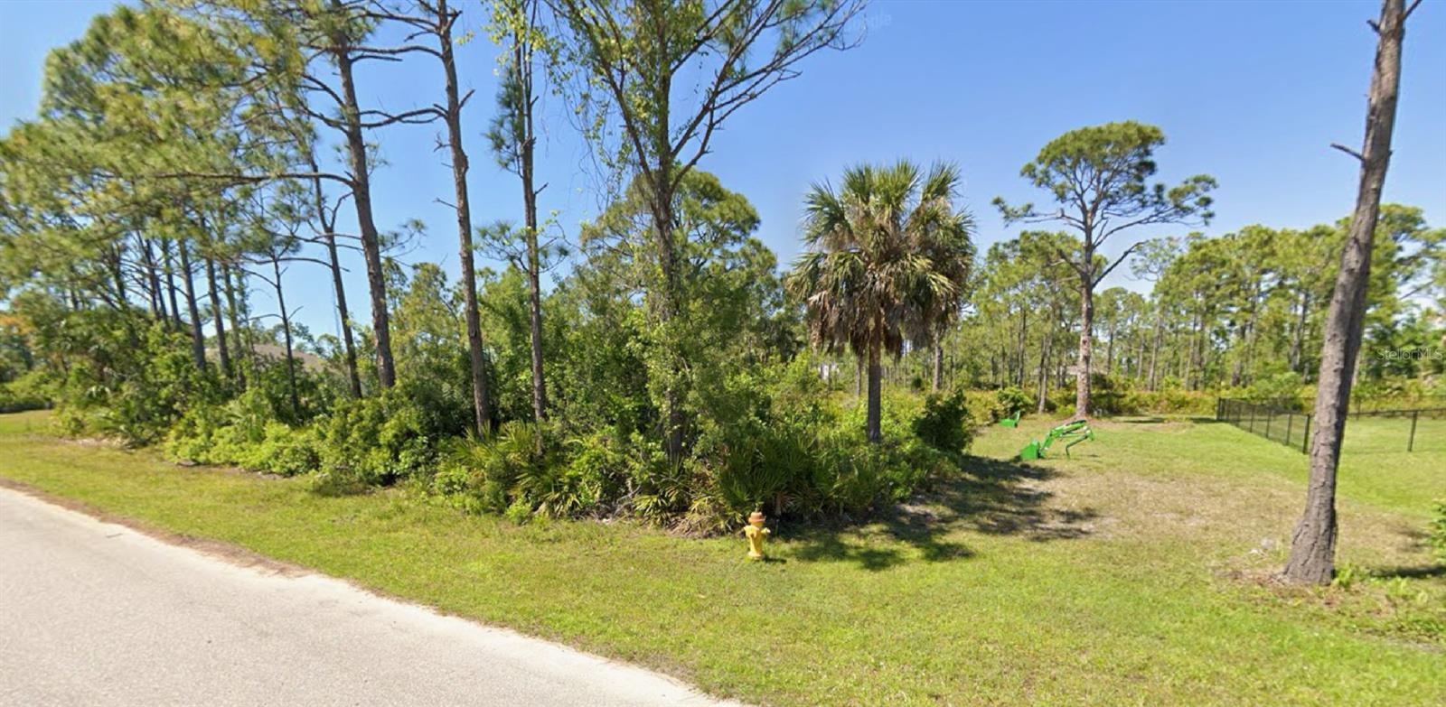 SELL A LOT OR A BUILDING PROYECT TO YOUR DREAM, the lot is ready to start any construction, it has no animals nor city restrictions. Great investment to build and make money on this 0.23 acre lot, it has city water, sewer and electricity on site, on a block with great development and properties of up to $650,000, do not miss the opportunity to build your house there and take advantage of the appreciation of a developing area, close to beaches, marinas, golf courses, restaurants, supermarkets, entertainment and fun, Port Charlotte is a coastal city with great demand in the last 5 years and its growth has allowed it to appreciate above the standard figure of other areas.
We also can to build your home to your dreams. The property allows for a house with up to 5 bedrooms, 3 bathrooms, plus a den, 3 garages, a pool and garden area, and a barbecue. We have the entire design and construction team with very affordable prices and great profit if you can invest. Let's talk about your dream and get an estimate.