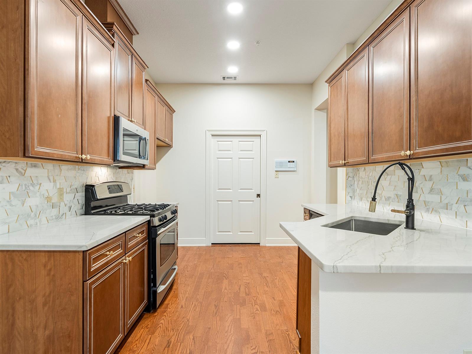 1223 COUNTRY CLUB OAKS CIRCLE
