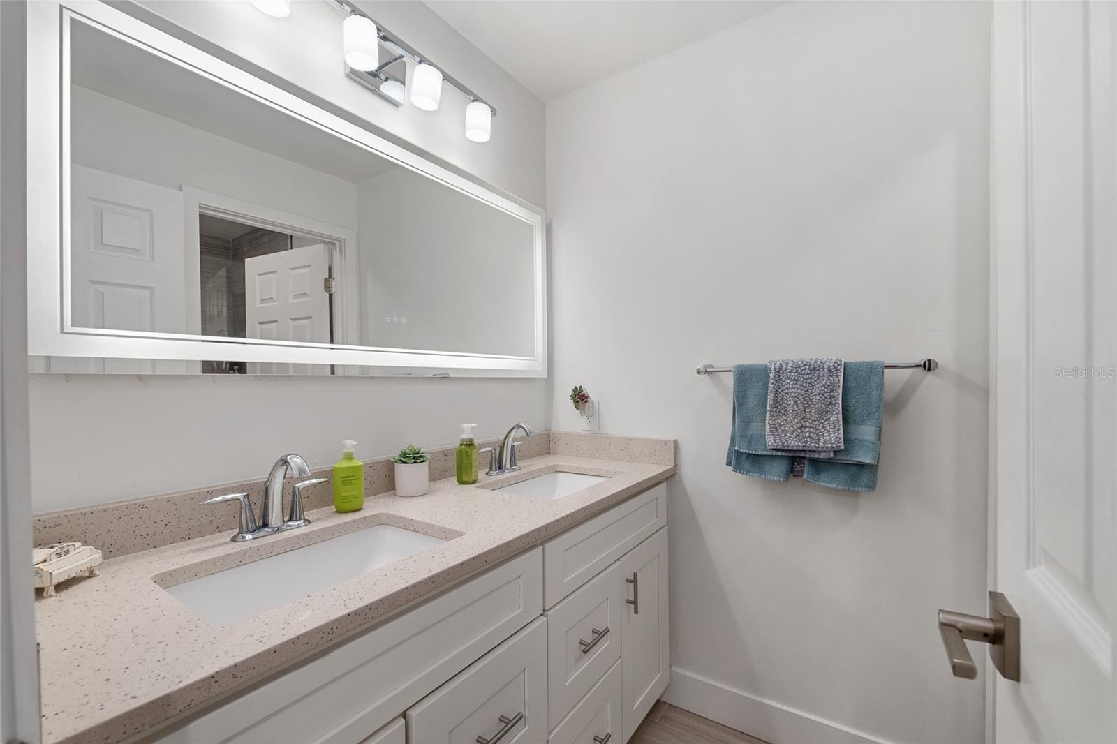 UNIVERSITY COMMONS - Residential