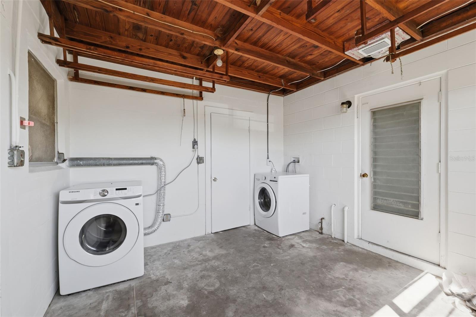 WINSTON PARK UNIT 02 - Residential Lease