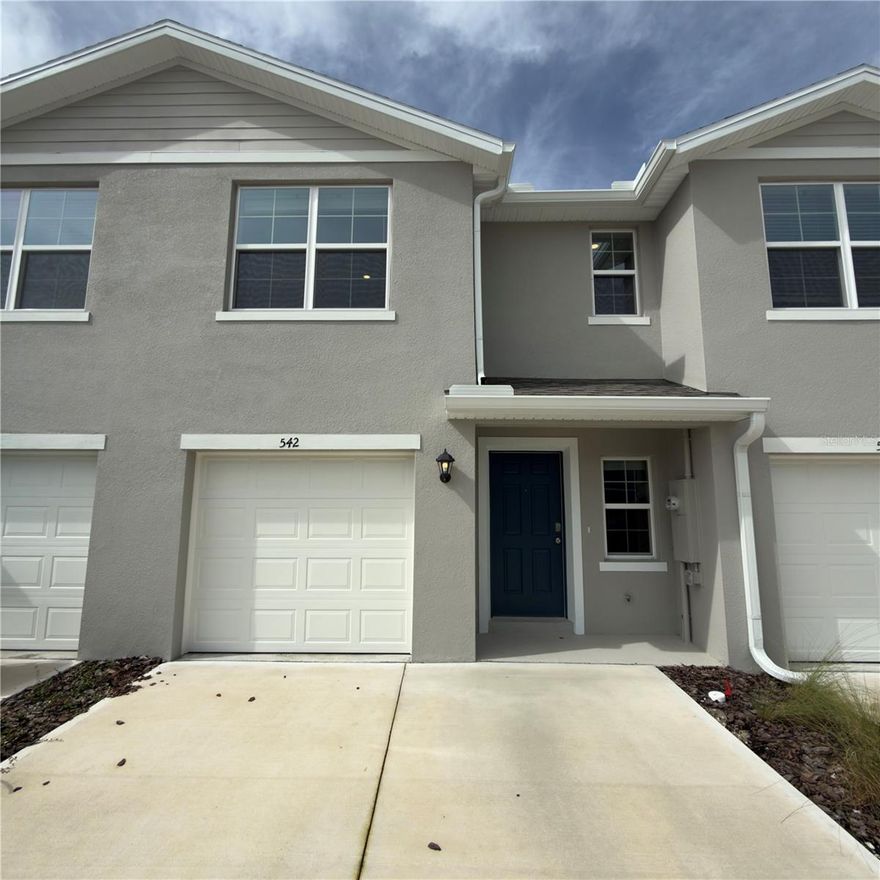 Beautiful newly built townhome located in the quiet community of Vineyards Townhomes in Holly Hill. This modern residence offers a functional and elegant design, ideal for those looking for comfort and style in a strategic area of Volusia County.

3 spacious bedrooms with generous closets

2.5 modern bathrooms

Kitchen with stainless steel appliances and granite countertops

Integrated living room and dining room with open concept

Private garage for 1 vehicle + space in the driveway

Indoor laundry area

Backyard with space to relax

?? Outstanding features:

Quiet and well-maintained community

Quick access to Daytona Beach, Ormond Beach and just minutes from shops, restaurants and services

Easy connection with I-95 and US-1.