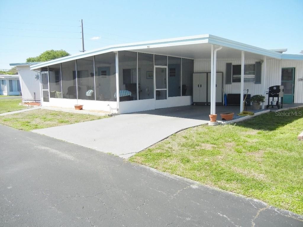 Photo of 212 Rue De Pont, Tavares, FL 32778 (MLS # G5109515)