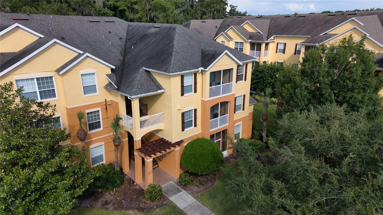One or more photo(s) has been virtually staged. Spacious 3BR/2BA condo with split floorplan, luxury vinyl flooring, granite countertops, and washer/dryer. Enjoy a screened balcony onto a peaceful nature preserve perfect for morning coffee, plus resort-style amenities like a community pool, walking paths, and gated entry.
Prime Orlando location near downtown, airport, shopping, dining, and top-rated schools—ideal for families or singles.