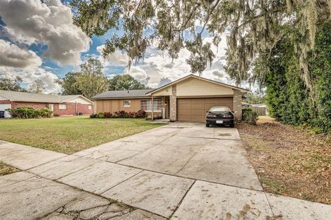 Photo of 3077 Heather Glynn Drive, Mulberry, FL 33860 (MLS # L4957218)