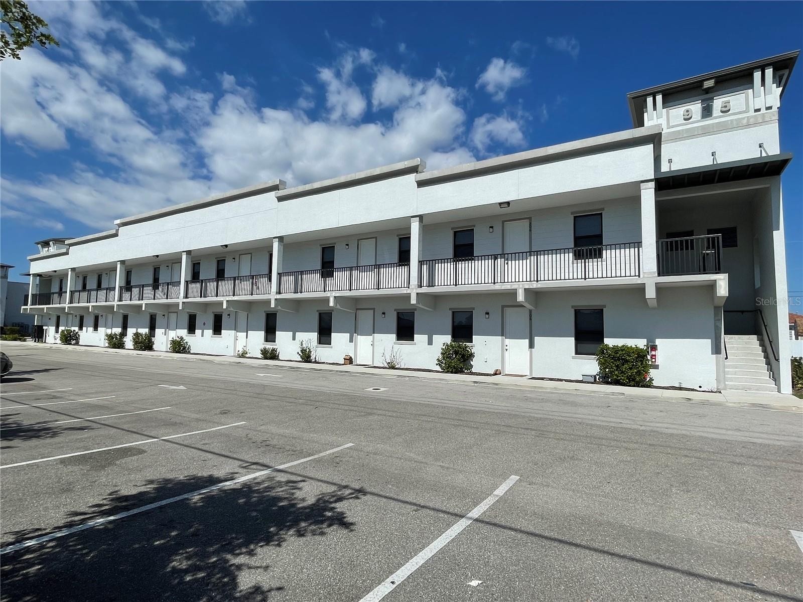 907 SKYLINE BOULEVARD 915