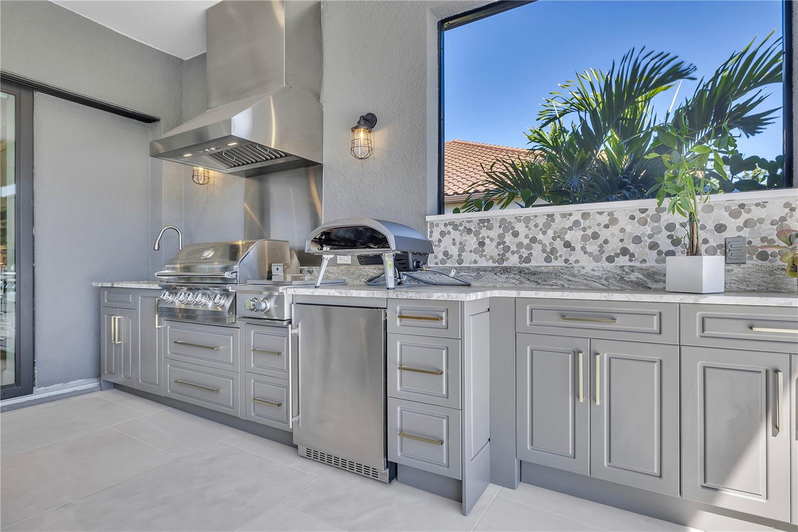 AZARIO ESPLANADE PH V - Residential