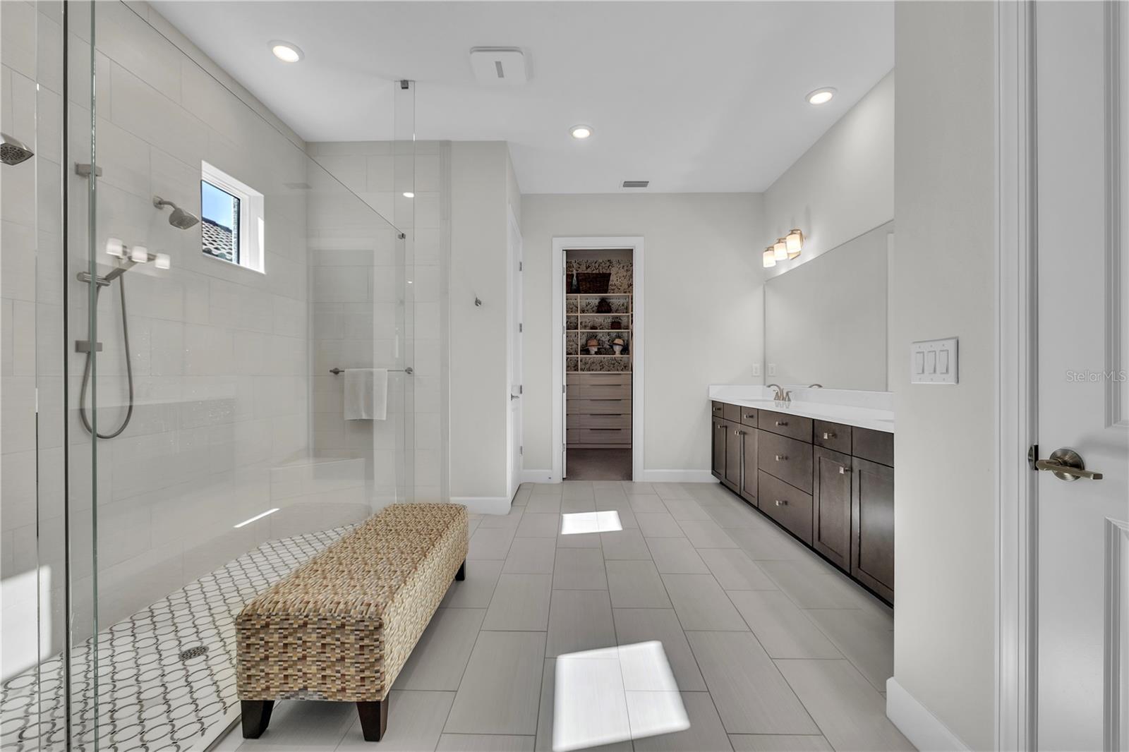 AZARIO ESPLANADE PH V - Residential