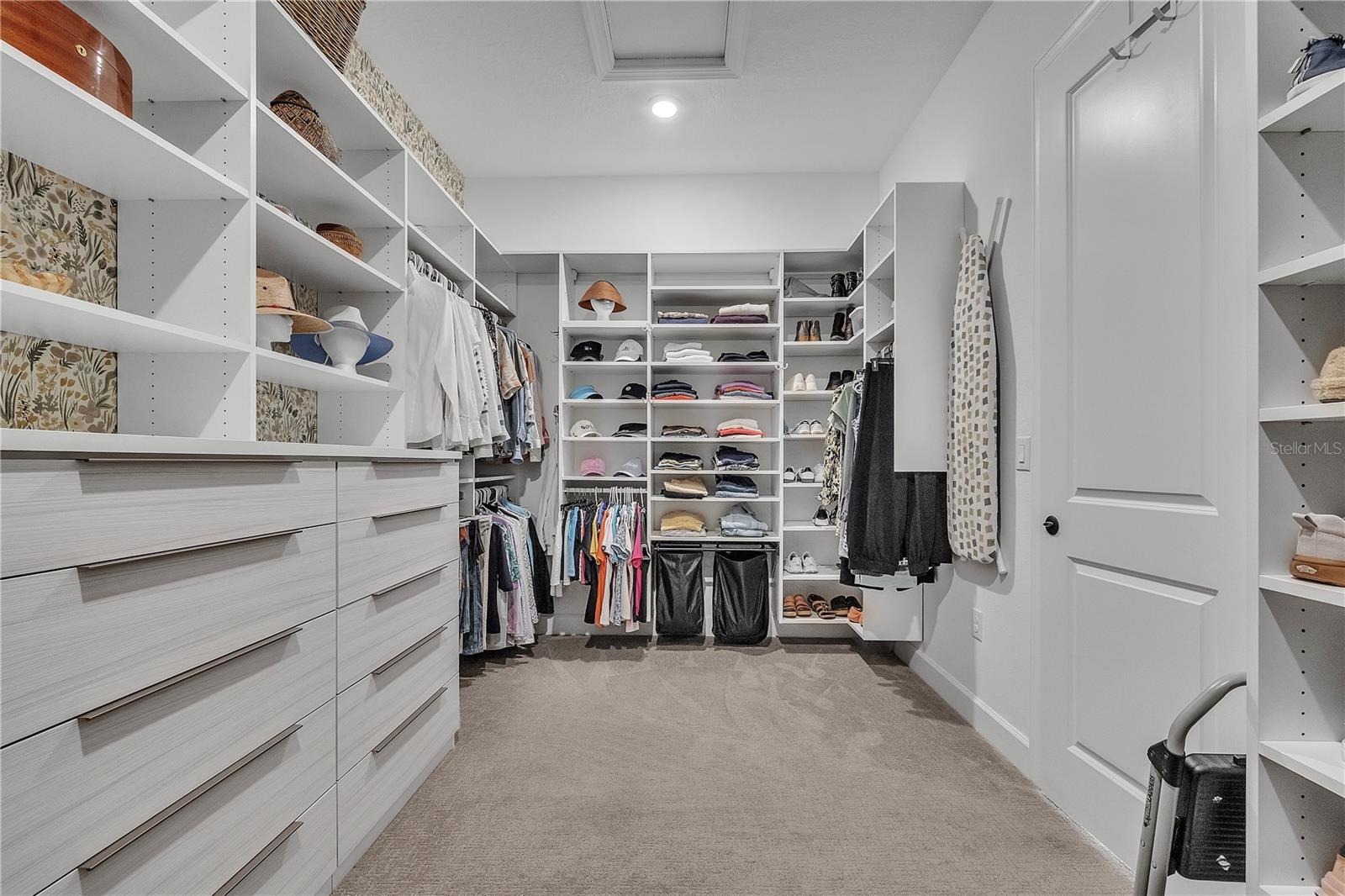 AZARIO ESPLANADE PH V - Residential