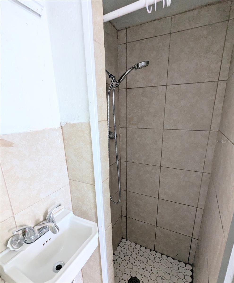 HUSTONS DAYTONA BEACH - Residential Income