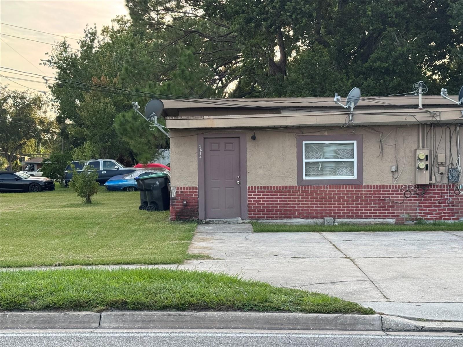 Affordable 2BR Half Duplex for Rent – Pet Friendly! ??
Welcome to this cozy and budget-friendly 2-bedroom, 1-bath half duplex located in the heart of Orlando! This home features a spacious eat-in kitchen perfect for cooking and gathering, and a large yard ideal for outdoor enjoyment—plus, pets are welcome!
Conveniently situated near major highways, shopping centers, entertainment, and local attractions, this location offers easy access to everything in Orlando.
?? 2 Comfortable Bedrooms
?? 1 Full Bath
?? Generous Eat-In Kitchen
?? Expansive Yard Space
?? Pet Friendly
?? Prime Orlando Location – Near major highways, shops & theme parks
Don't miss this great opportunity to live affordably in a desirable, central location! Contact us today to schedule a showing.
