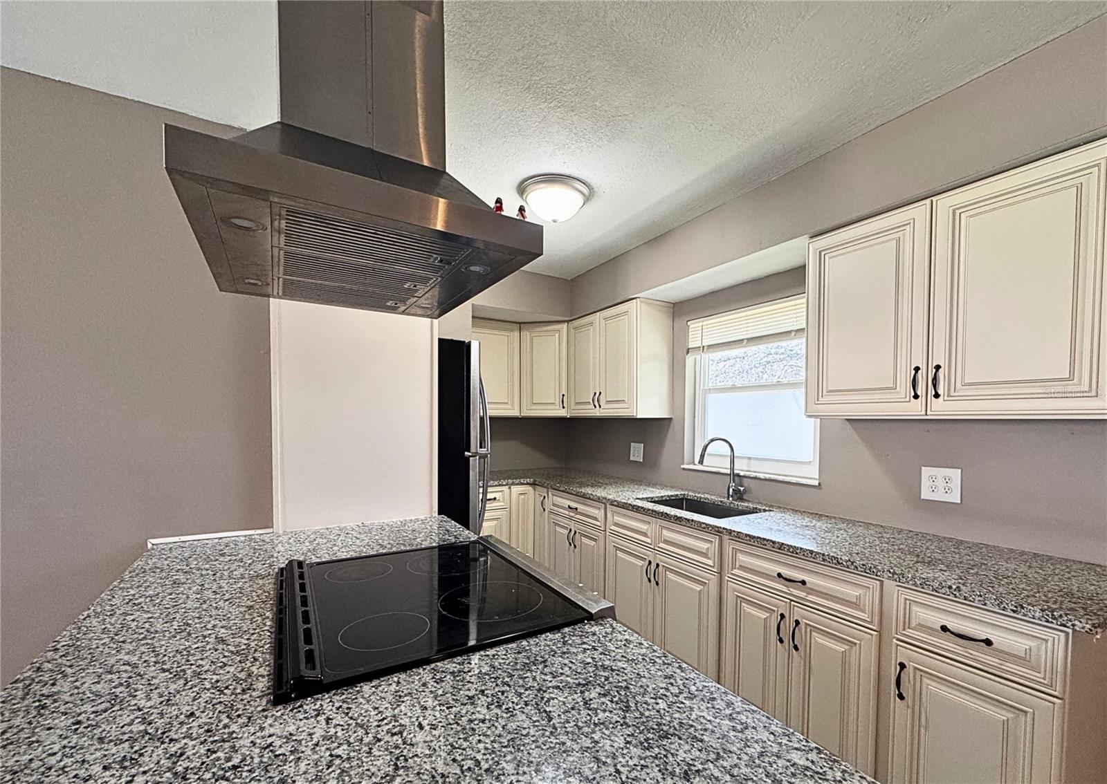 1215 GATEWOOD AVENUE