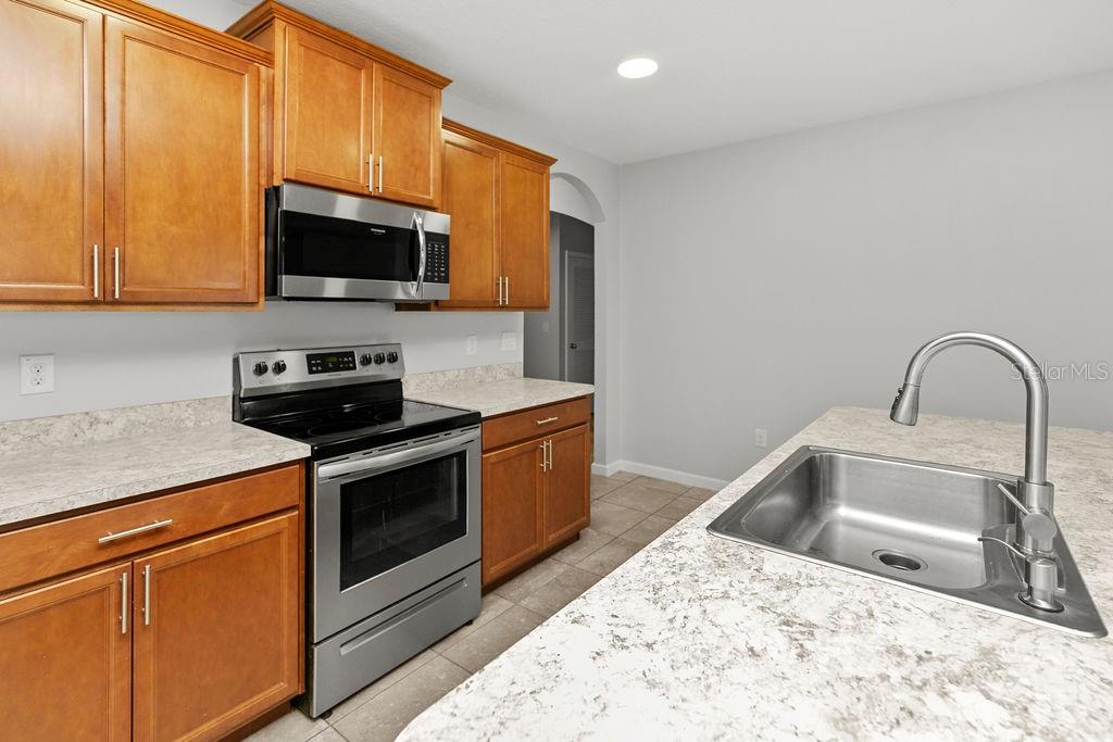 LAKESIDE PALMS - Residential