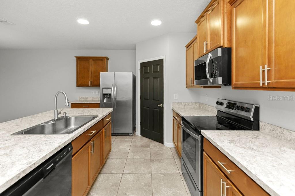 LAKESIDE PALMS - Residential