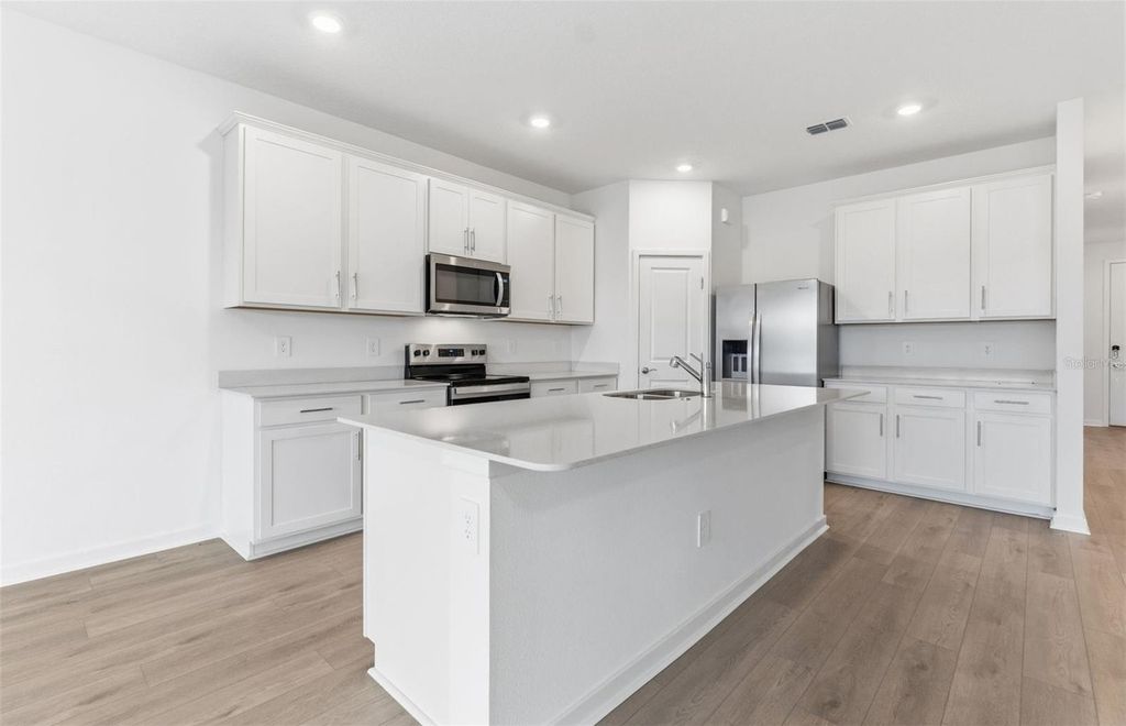 Photo of 11222 Sycamore Glen Loop, Thonotosassa, FL 33592 (MLS # TB8477826)