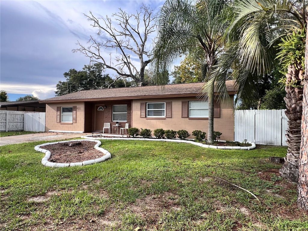 Photo of 921 Valleydale Avenue, Deland, FL 32720 (MLS # V4945078)
