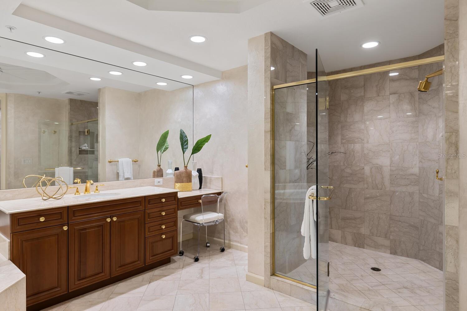 THE TOWER RESIDENCES - Residential