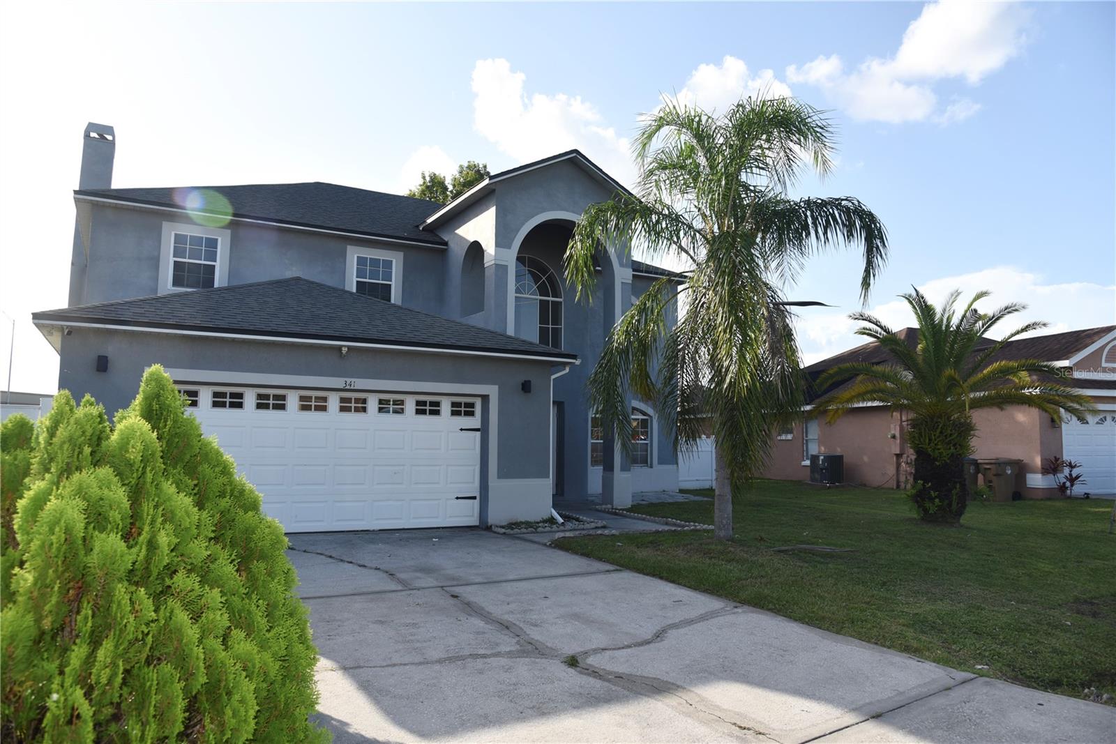 This stunning two-story home features 4 bedrooms and 3 bathrooms, offering a spacious layout and a generous backyard. Ideally situated in a highly sought-after area, it provides convenient access to major highways and is just a short drive from world-renowned attractions such as Walt Disney World and Universal Studios.