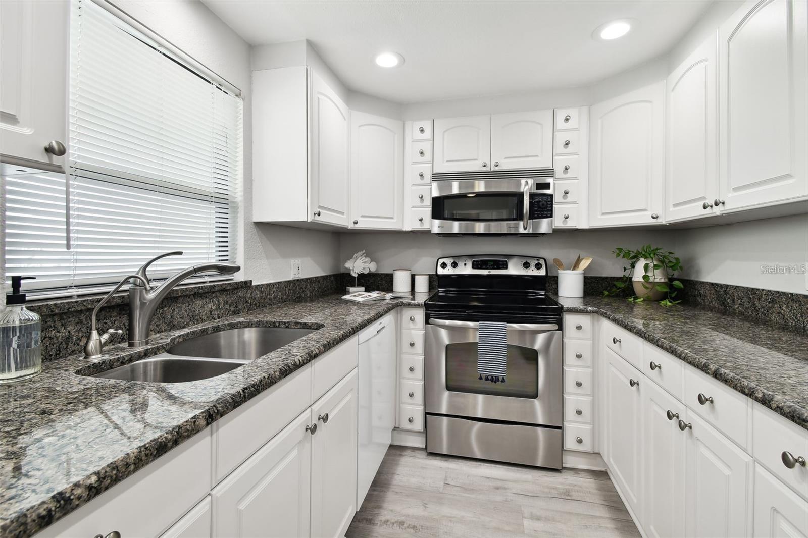 ISLAND TOWERS - Residential