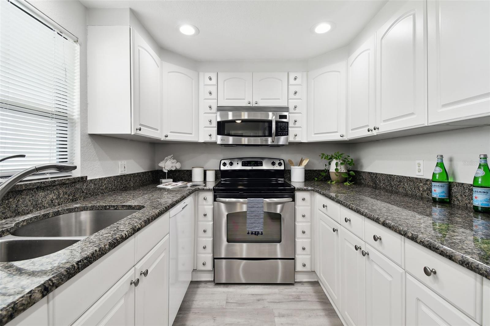 ISLAND TOWERS - Residential