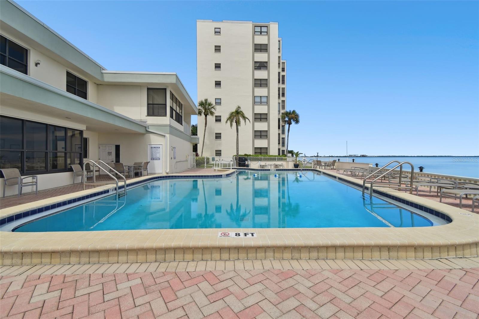 ISLAND TOWERS - Residential