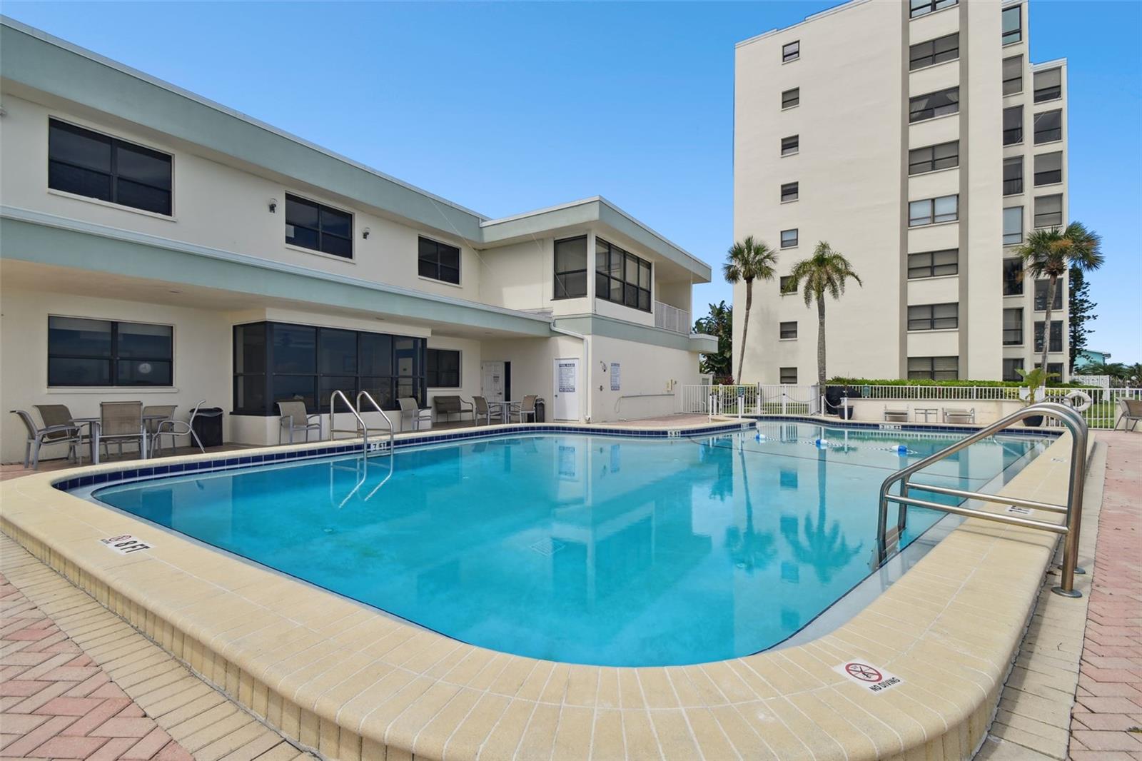 ISLAND TOWERS - Residential