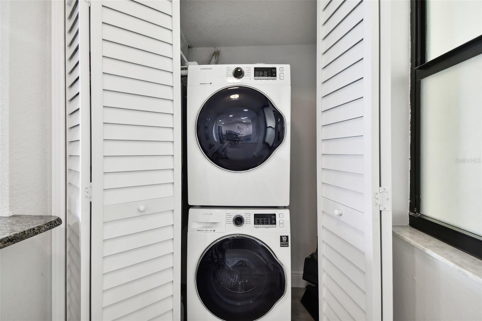 ISLAND TOWERS - Residential