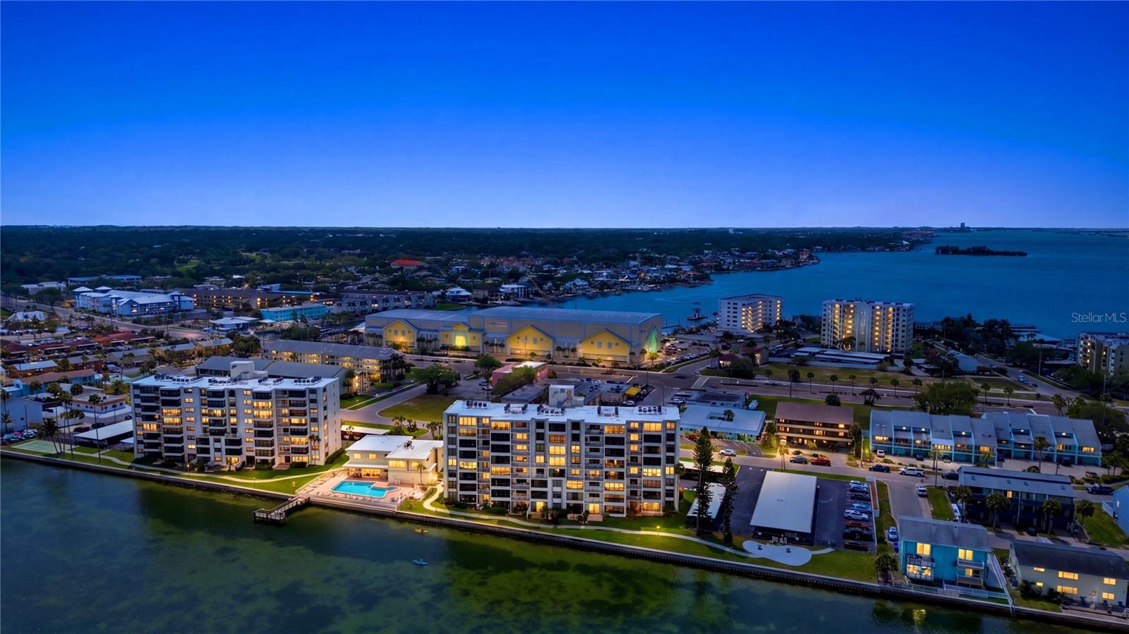 ISLAND TOWERS - Residential