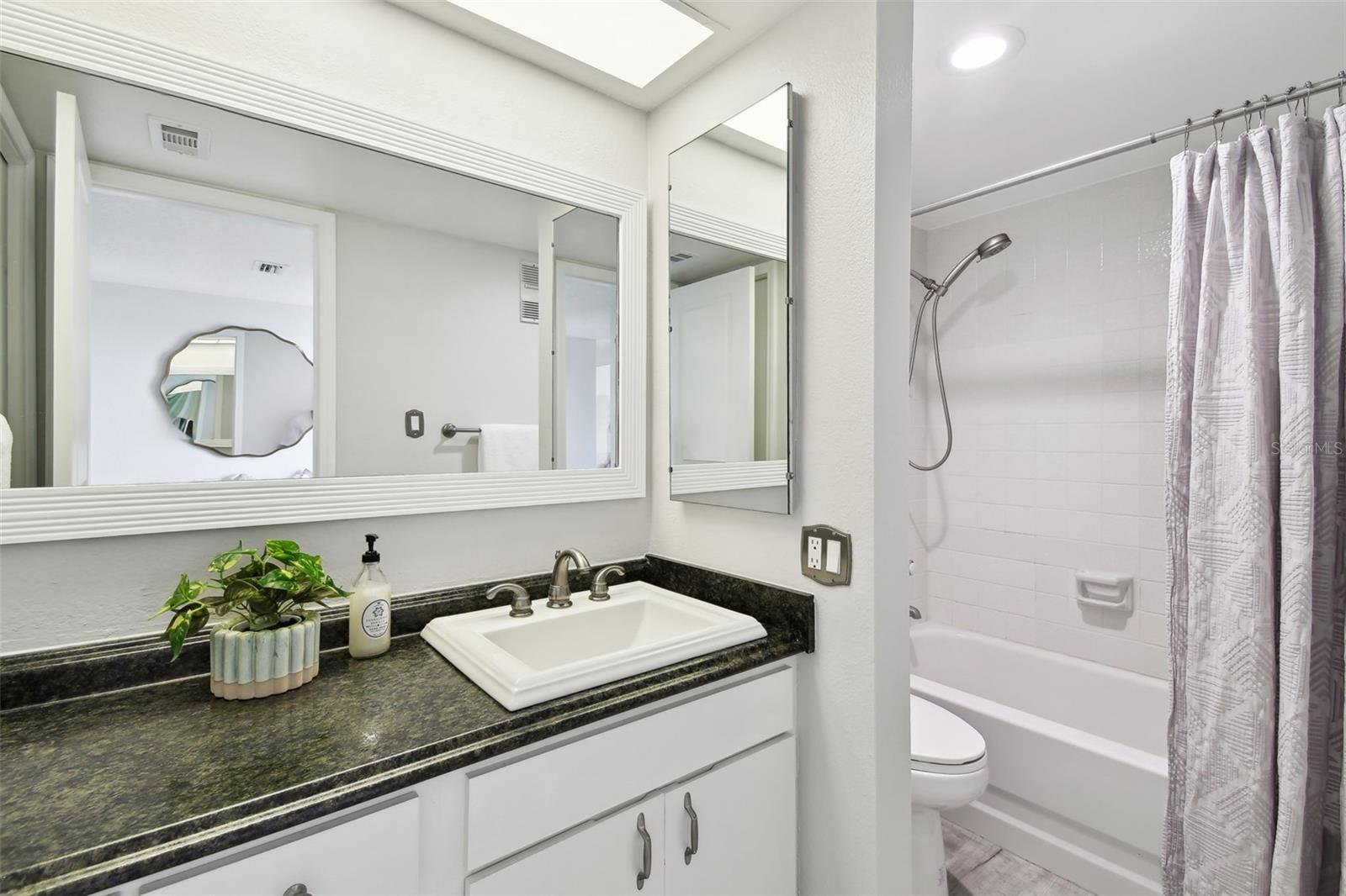 ISLAND TOWERS - Residential