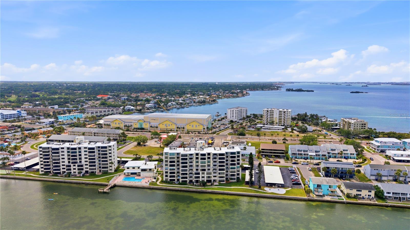 ISLAND TOWERS - Residential