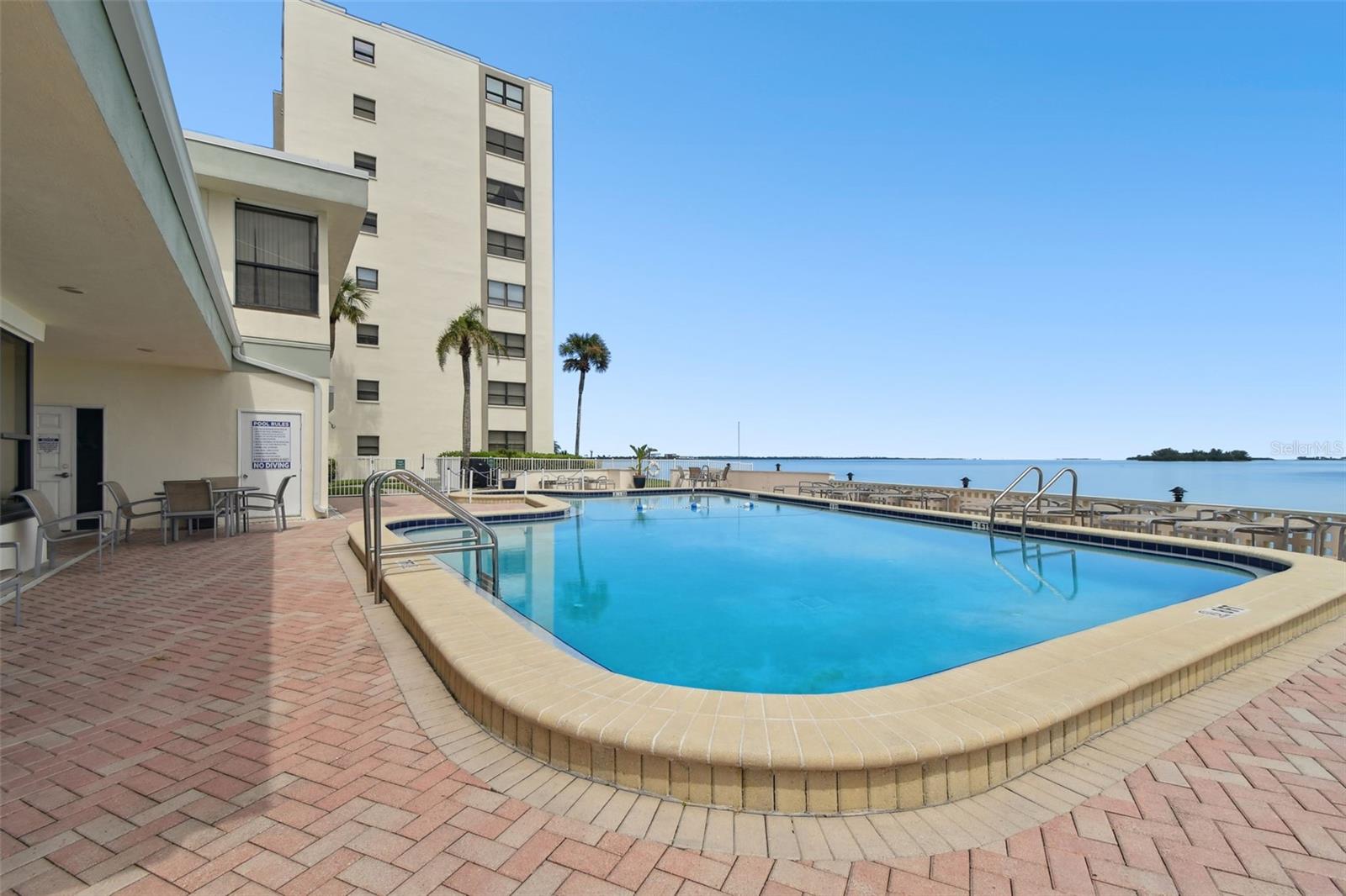 ISLAND TOWERS - Residential