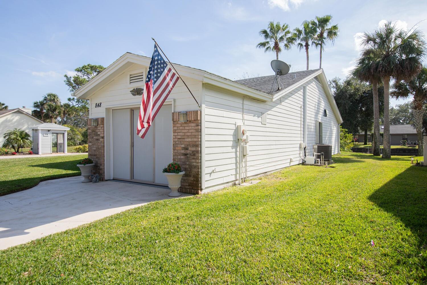 848 PINE SHORES CIRCLE