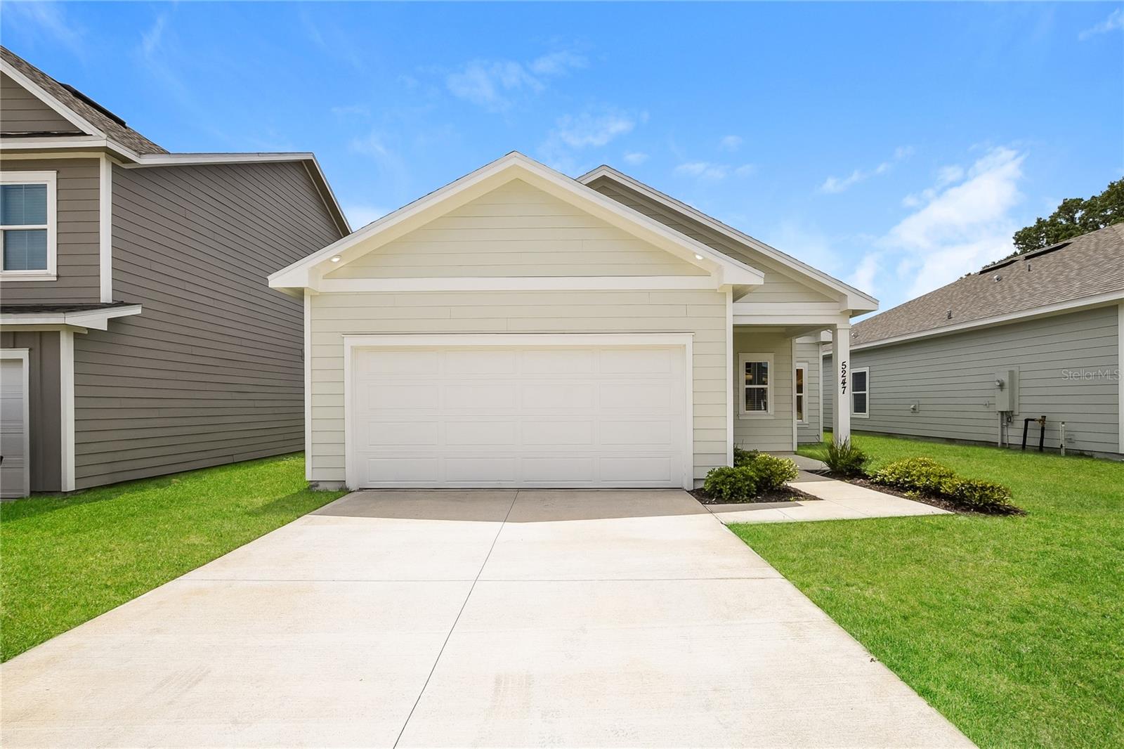 ACT NOW – Get 10 weeks FREE Rent! Move in within 2 weeks of paying your holding fee and enjoy major savings. This brand-new Austin floor plan home in the desirable Wildwood Landing community features a spacious main-floor master suite, modern finishes, and hard surface flooring throughout the main living areas. Enjoy hassle-free living with ResiHome’s 24/7 maintenance, easy online portal, and exceptional customer service. Pet-friendly with a dog park coming soon! Conveniently located near The Villages, shopping, dining, and the Turnpike—this home offers comfort, convenience, and value.