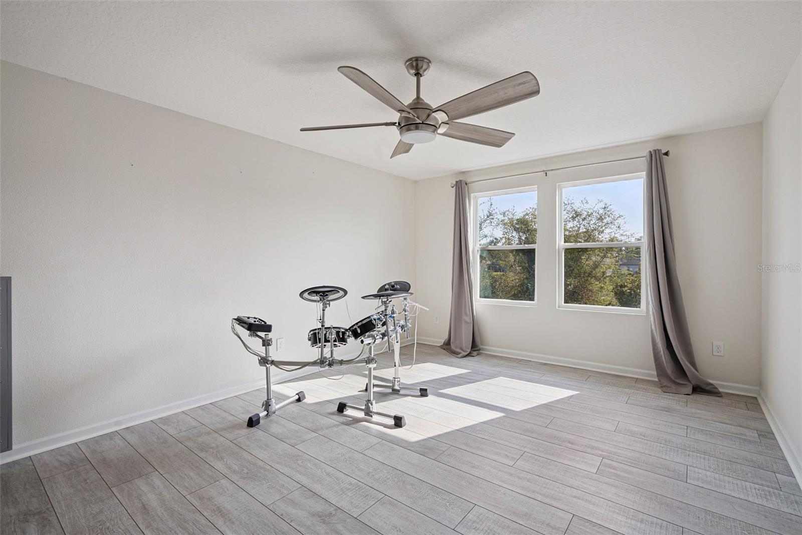 LINCOLN OAKS - Residential