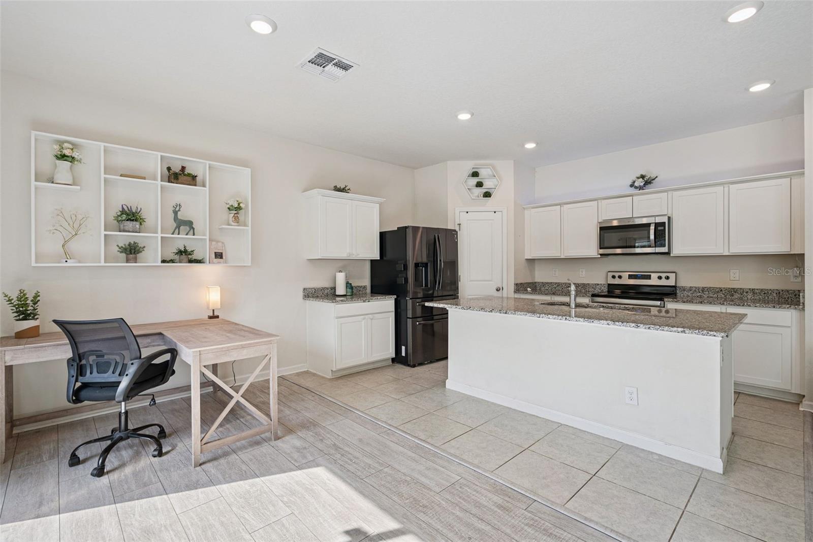 LINCOLN OAKS - Residential