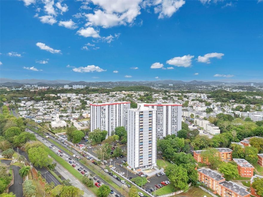 On the 20th floor, with stunning views of all of San Juan, this remodeled 3-bedroom, 1-bathroom apartment offers comfort and style. It features a fully equipped kitchen (refrigerator, electric stove, microwave), washer/dryer, transfer switch, and furniture included (sofa, dining table, and bed).

The condominium has 2 elevators, a generator in common areas, access control, and 1 assigned parking space.

Super central location: less than 10 minutes from the airport, the Coliseum, shopping centers, and the beach.

An excellent opportunity to live with all the amenities and an unparalleled view.