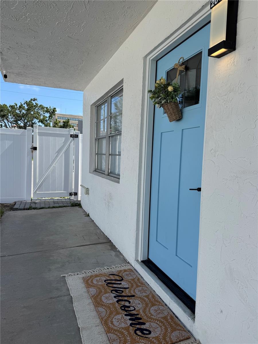 Discover urban living at its finest in this newly remodeled 2-bedroom, 1-bathroom condo, fully furnished and move-in ready. Perfectly situated within .5 mile to vibrant downtown, trendy coffee shops, top-rated restaurants, and grocery shopping. Just a 12-minute drive to the beach, this home offers the ideal blend of convenience and coastal lifestyle.