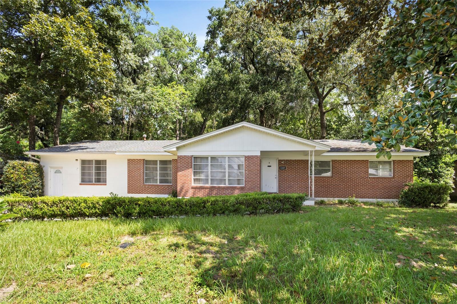 Spacious 4-bedroom, 3-bath home for rent, just minutes from the University of Florida. This home features
plenty of natural light, a comfortable living area, and a large kitchen for everyday living or entertaining. Step
outside to a screened-in back porch overlooking the private backyard, perfect for relaxing or gathering with
friends. Conveniently located near shopping, dining, and parks—enjoy the best of Gainesville living in a home
that combines comfort and convenience. Tenant responsible for all utilities. Landlord is not replacing or fixing washer/dryer if it stops working or breaks. Now accepting applications!