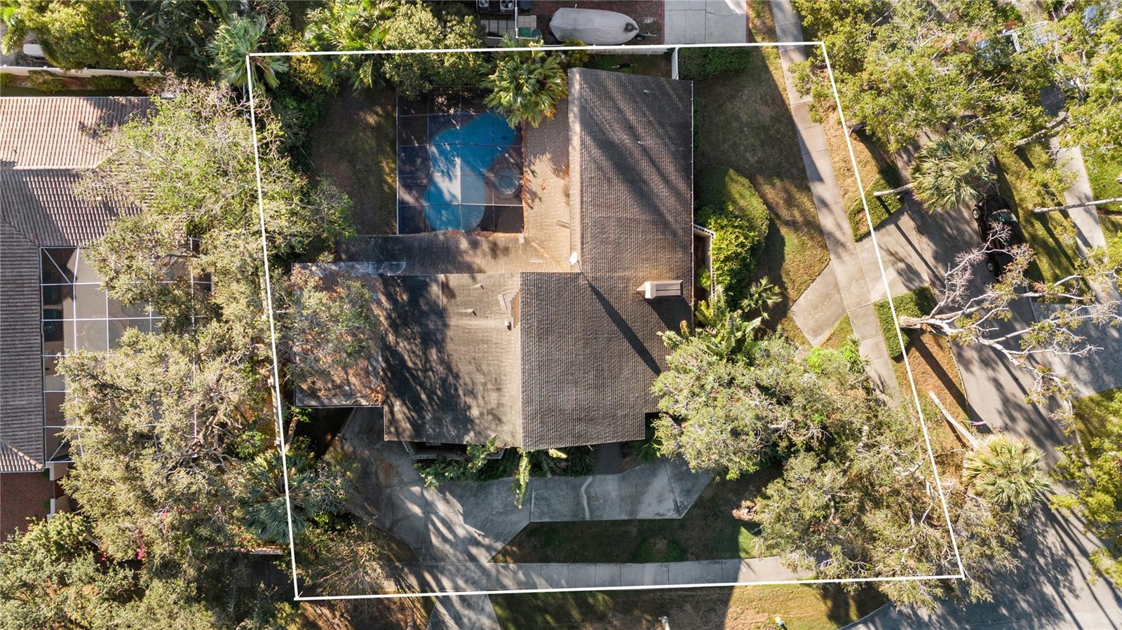 Expansive 116x119 corner lot-13804sf-in the heart of Beach Park a block from Swann Circle Park; in one of Tampa's most sought after neighborhoods with high ranking schools. Close to airport, shopping, restaurants and easy access to
beaches, downtown, I275 and Veteran's Expressway. Superlative lot in an exceptional location. Home has been tenant occupied for the last 12 years. An opportunity to reimagine a repurpose or a site of a masterpiece. Lot has now been cleared; did not flood.