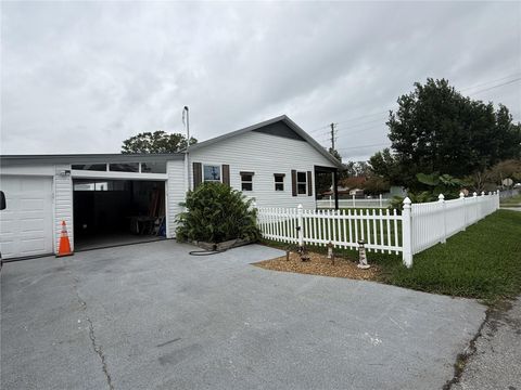 A home in AUBURNDALE