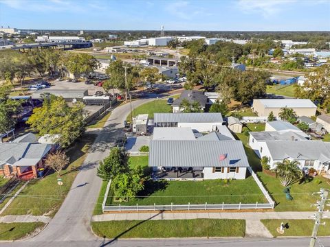 A home in AUBURNDALE