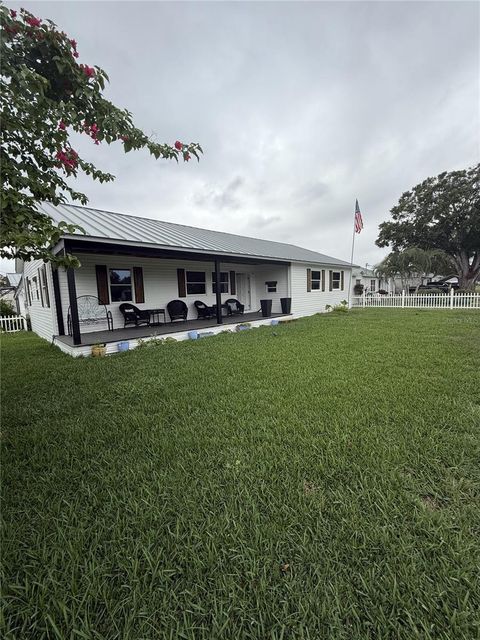 A home in AUBURNDALE