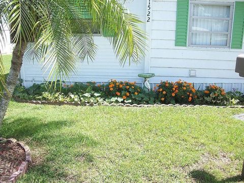 A home in TAVARES