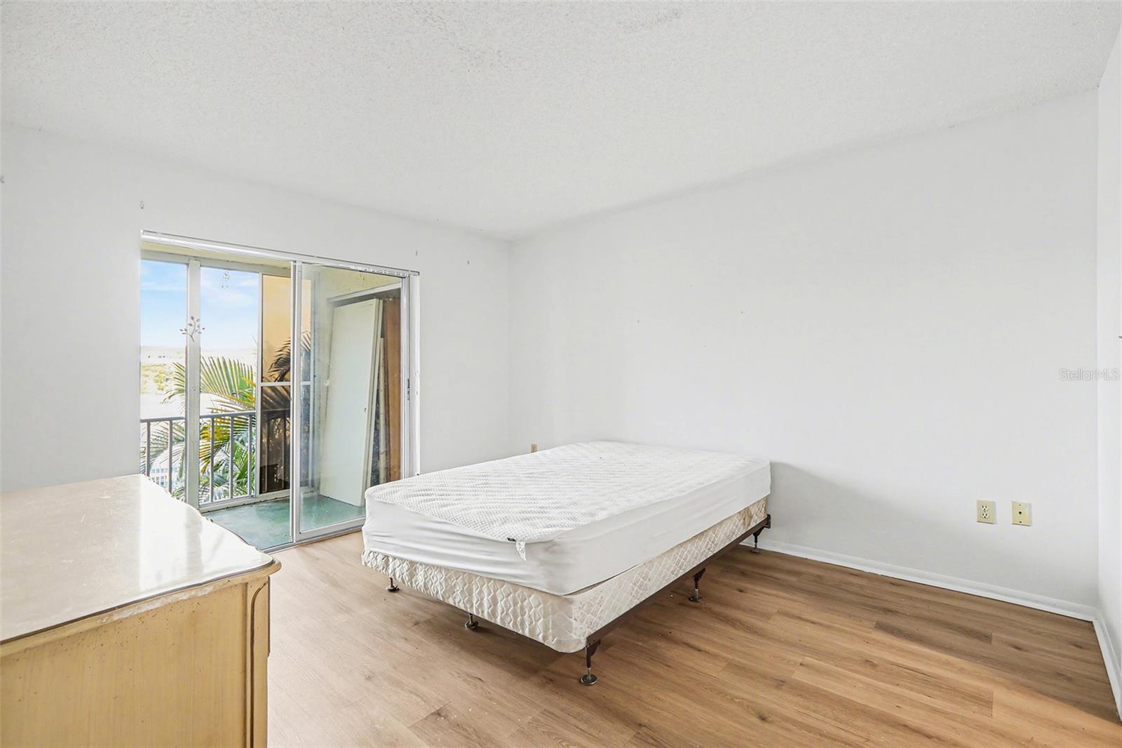 BAYSHORE ON THE LAKE - Residential