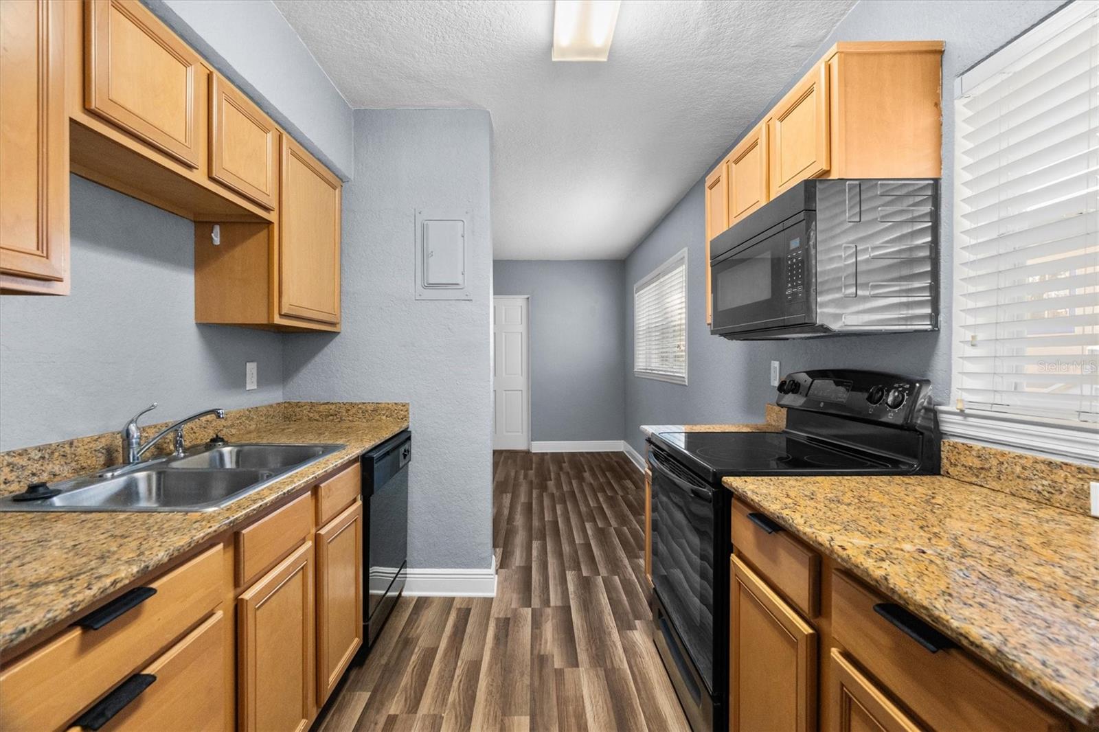 HAMPSHIRE/LK IVANHOE CONDO - Residential