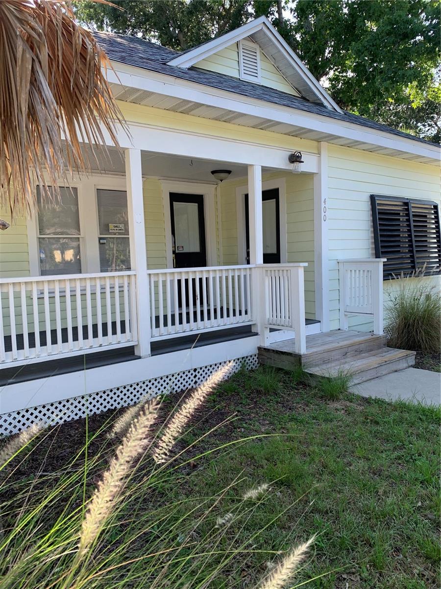 FREE STANDING COMMERCIAL OFFICE BUILDING ZONED B-3 WITH REAR PARKING (CRUSHED ASPHALT MILLING) AND ACCESS TO U.S. HIGHWAY 1 OFF OF MURRAY ST (ONE WAY-ALLEYWAY). THE BUILDING HOUSES A CONFERENCE ROOM, INDIVIDUAL OFFICES, TILED RESTROOM, REAR BACK STORAGE ROOM, KITCHEN AND BREAKROOM AREA. THE SPACE IS NOW VACANT AND ACCESSIBLE WITH THE OWNER BEING MOTIVATED TO SELL THE PROPERTY.