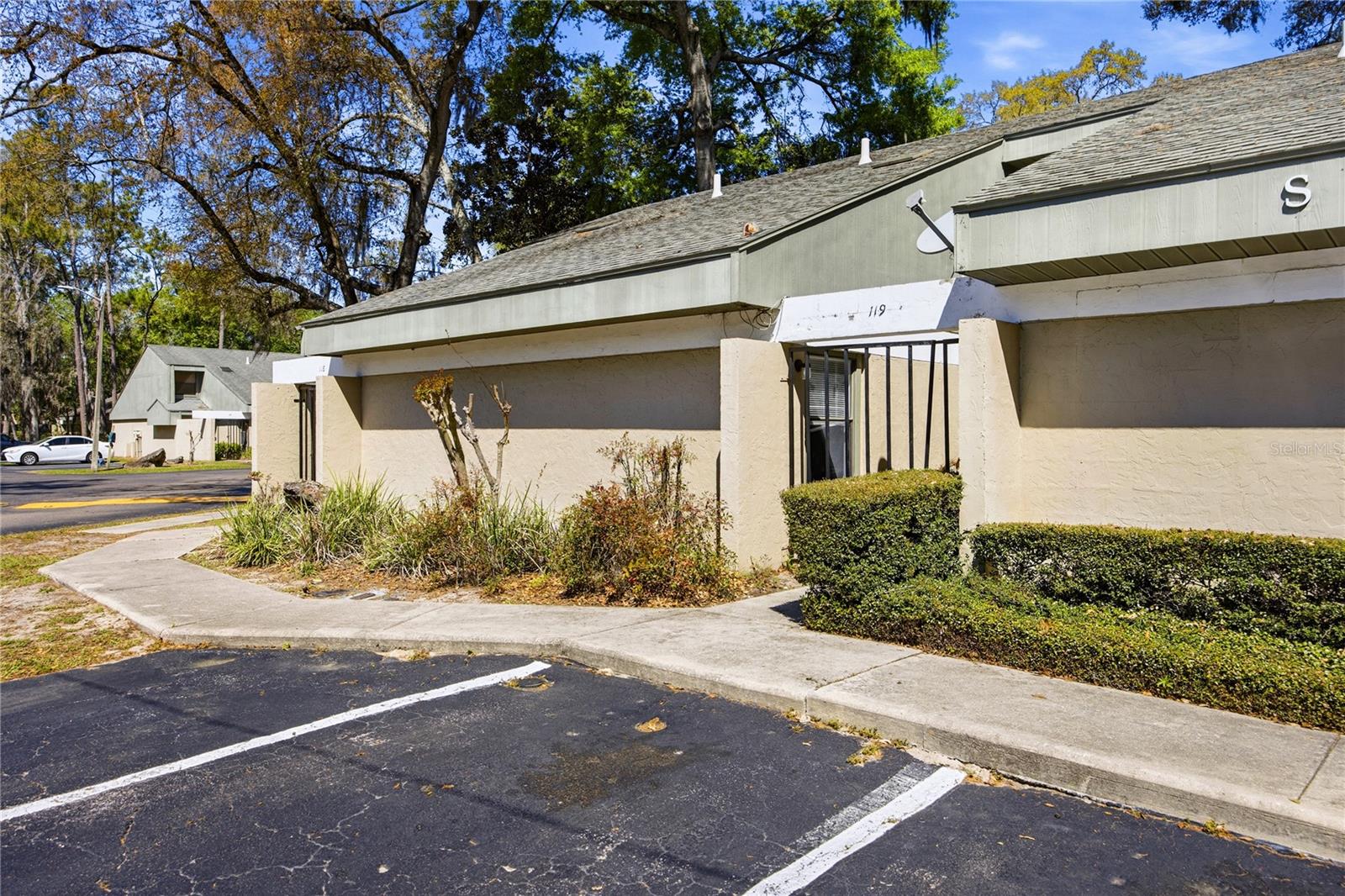 WOODSIDE VILLAS - Residential