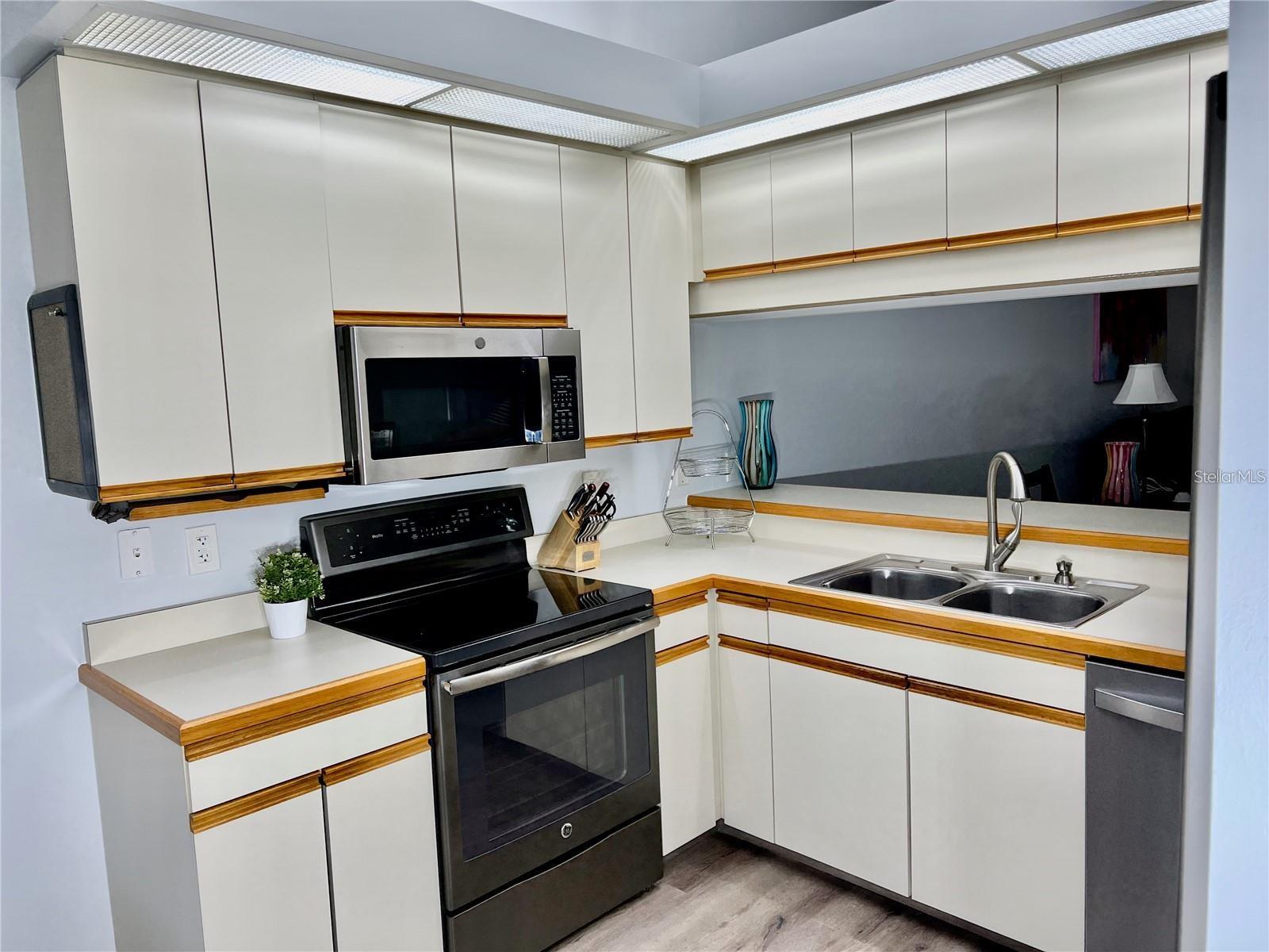 WOODLAKE VILLAS AT PALM-AIRE VI,VII&XI - Residential Lease