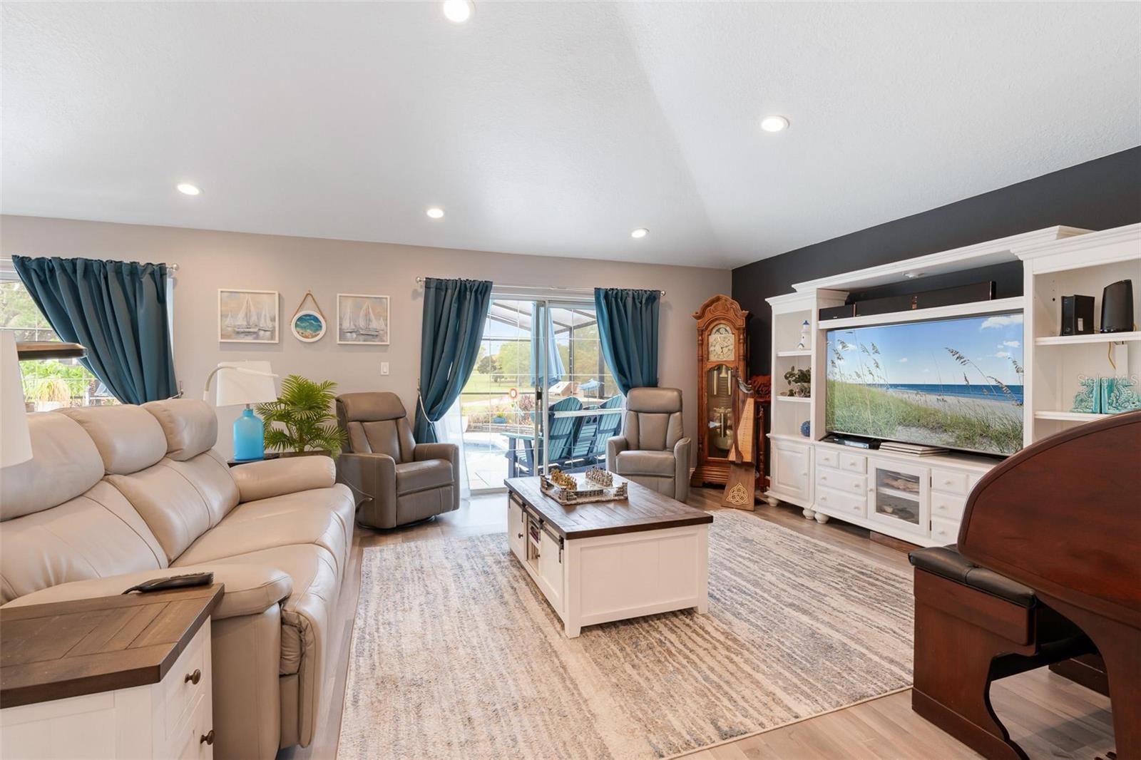 VILLAGE GREEN - Residential